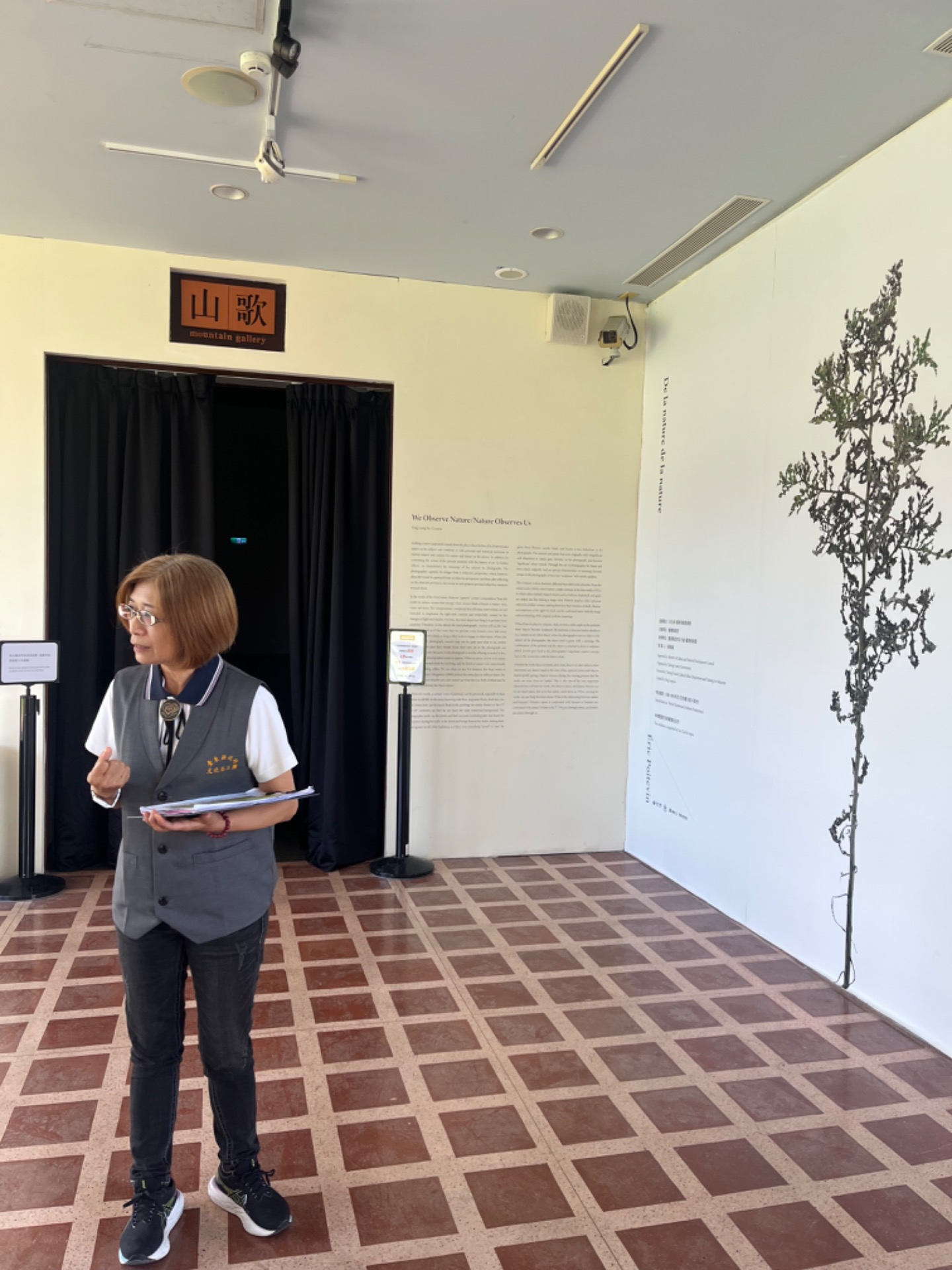 導覧前,介紹策展人蘇盈龍因為台東和法國環境呼應,而選擇來到台東展覽。