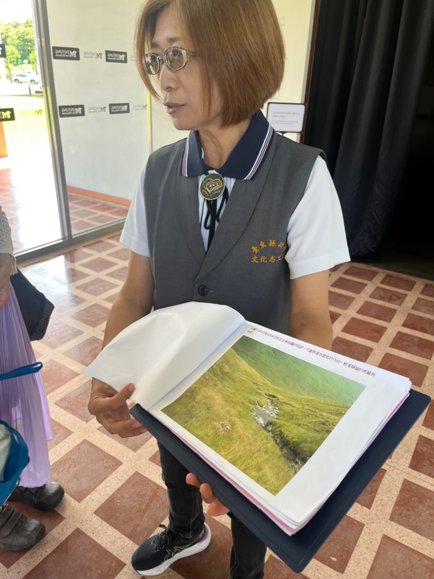 淑美導覽員為我們介紹藝術家居住的法國像極台東